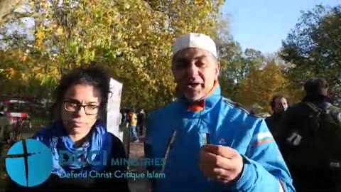 #Muslim man assaulted #Hatun (#Christian woman) @ #Speaker's corner bc 360 x 640