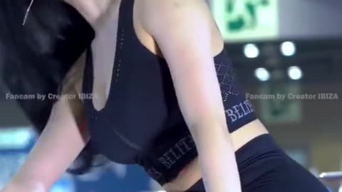 🏋️‍♀️ Sexy Gym Babe in Black – Tight Jeans, Hot Moves! 🔥💪