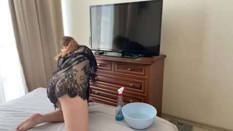 See-Through Screen Wipe – TV Cleaning with Valery