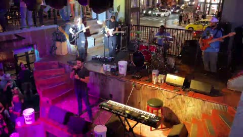 NASHVILLE TN LIVE BROADWAY STREET / PEOPLE WATCHING / BANDS WATCHING / BARS