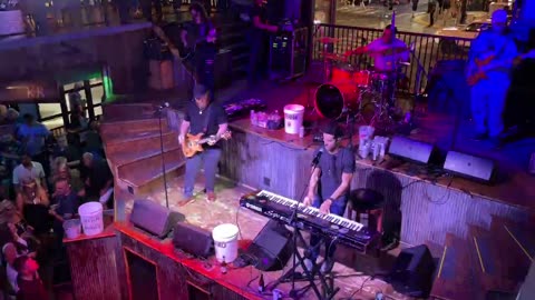 NASHVILLE TN LIVE BROADWAY STREET / PEOPLE WATCHING / BANDS WATCHING / BARS