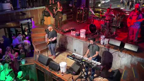 NASHVILLE TN LIVE BROADWAY STREET / PEOPLE WATCHING / BANDS WATCHING / BARS