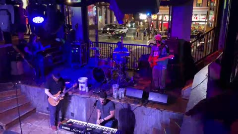 NASHVILLE TN LIVE BROADWAY STREET / PEOPLE WATCHING / BANDS WATCHING / BARS