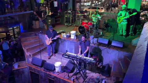 NASHVILLE TN LIVE BROADWAY STREET / PEOPLE WATCHING / BANDS WATCHING / BARS