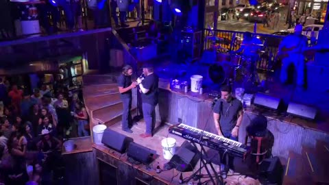 NASHVILLE TN LIVE BROADWAY STREET / PEOPLE WATCHING / BANDS WATCHING / BARS