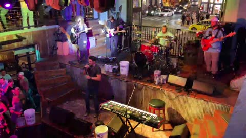 NASHVILLE TN LIVE BROADWAY STREET / PEOPLE WATCHING / BANDS WATCHING / BARS