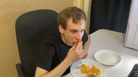 Фрукты + булочка с маком 😌