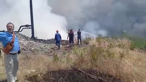 Zjarr i fuqishëm në Patos, rrezikohen depot e naftës së Albpetrolit