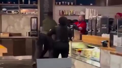 Girl Fights With Café Staff – Heated Argument Turns Into Full-On Drama! ☕🔥