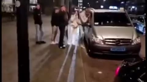 Taxi 🚕 woef pakt afgaan davut aan( oom van shabir)🤣🤣