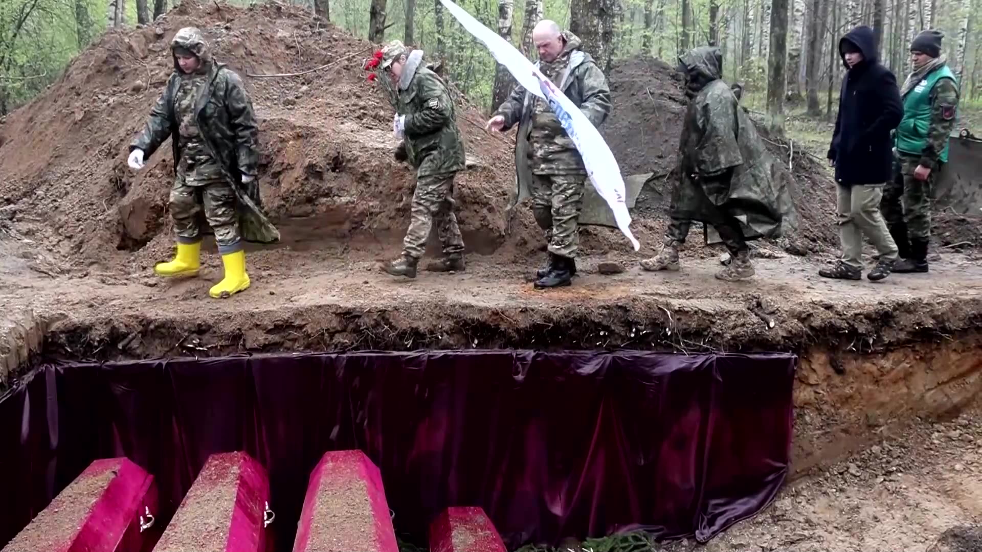 Russian volunteers unearth and bury World War Two fallen soldiers