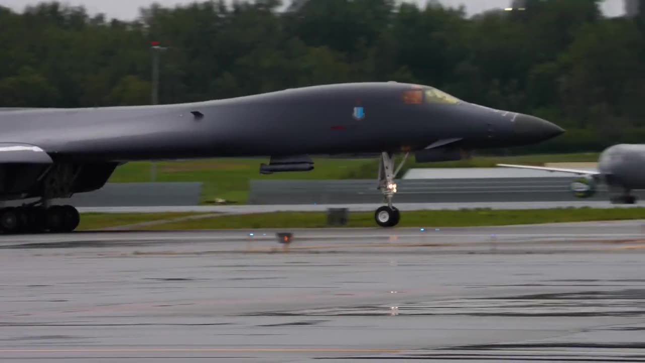 Why US B-1 Lancer Supersonic Bomber is Still in a Class by Itself
