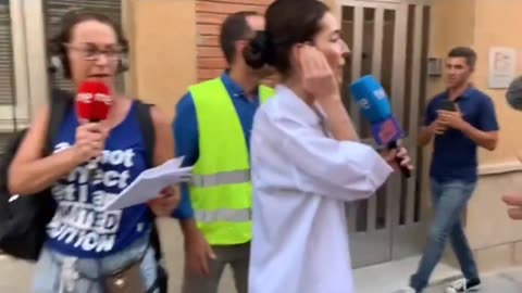Far-left mainstream journalists are chased away by Spanish patriots
