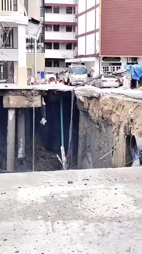 The moment when a police tow truck fell into the crater formed by the road subsidence