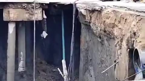 The moment when a police tow truck fell into the crater formed by the road subsidence