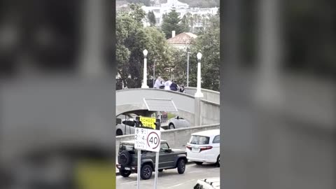 Video shows police tackling gunman on bridge in Bondi Beach shooting