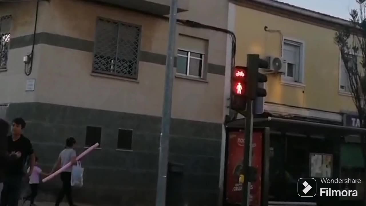 Un mena se pone a molestar a una chica y uno de mis perros le " saluda"