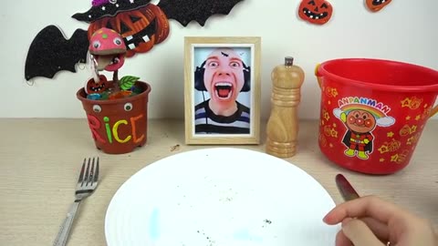 Kluna tik Eating CARDBOARD SHARK_part2