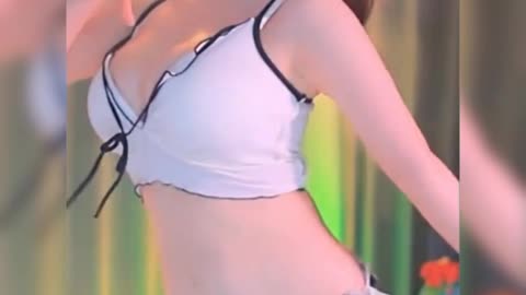 Sexy Korean girl shows off her seductive dance moves