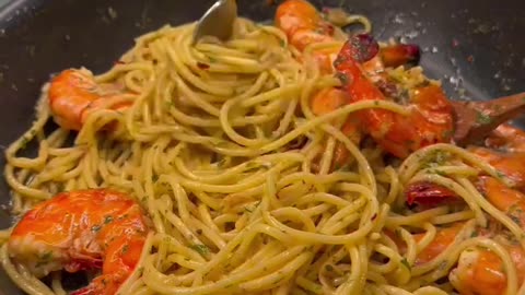 Making spaghetti aglio olio, fast easy and delicious