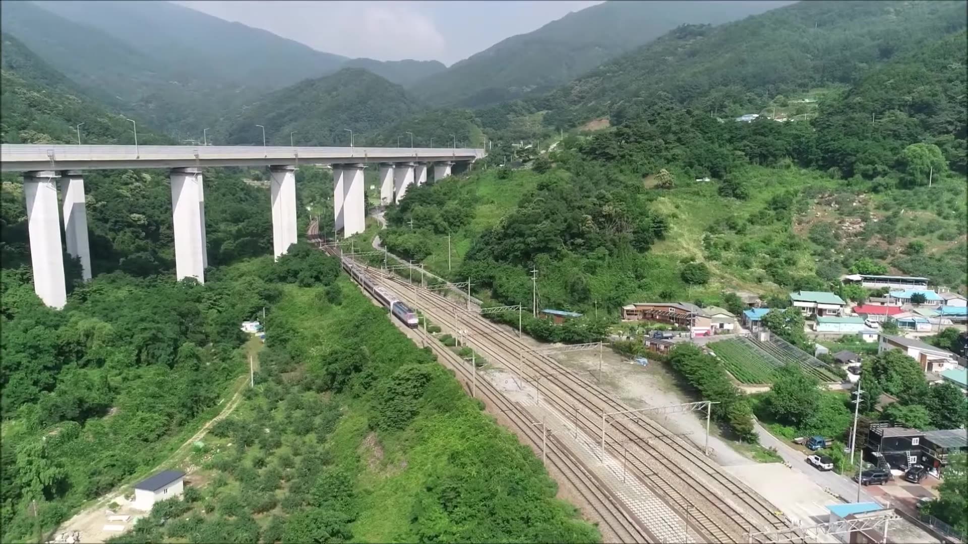 TRAINS: The Ultimate Travel Guide to the Top 10 Most Scenic, Luxurious ...