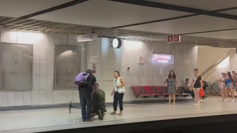 Μετρό Συντάγματος: Νεαρός έπεσε με το πατίνι του στις ράγες και σώθηκε την τελευταία στιγμή (βίντεο)