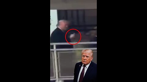 La reacción de Trump a un hombre que le gritó "protector de pedófilos"