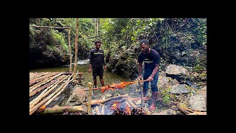 DI HUTAN PAPUA CAMPING & MEMBANGUN SHELTER, MASAK IKAN DAN BAKAR AYAM, MENCARI AIR TERJUN