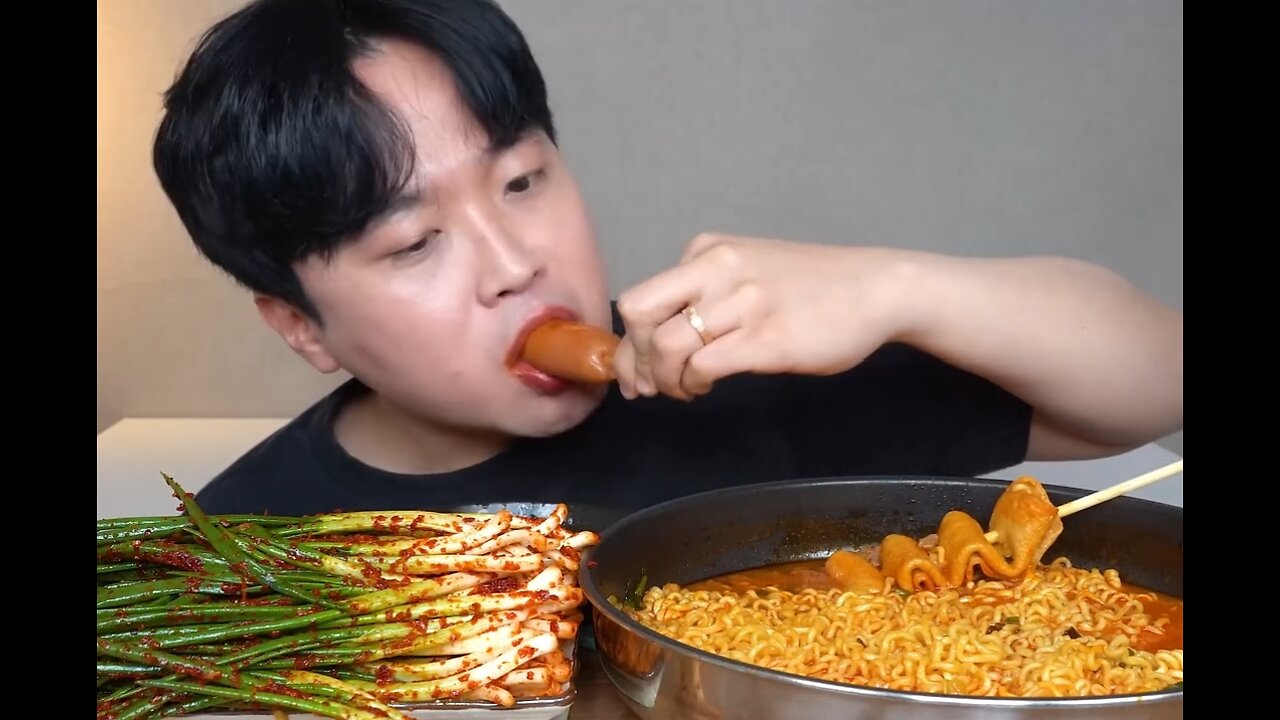 Instant noodles with scallion kimchi, a divine way to eat it