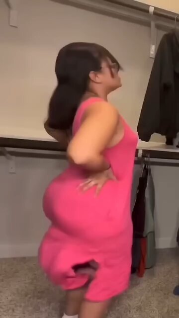 Woman ass clap/twerking