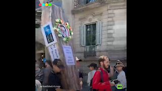 Activistas portan ‘ataúd’ de Zelenski por calles de Barcelona