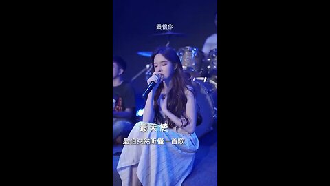 看着一个美女
