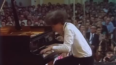 14-yr-old Evgeny Kissin giving a characterful interpretation of Rachmaninoff’s Étude-Tableau Op. 39.