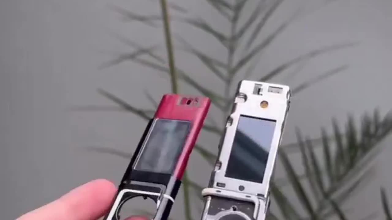 🧠✨ The Lipstick Phone That Shocked the World in 2004! | FeedMyCuriosity