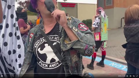 Portland (ngày 18 tháng 10) — Một chiến binh Trantifa mặc áo phông có dòng chữ "F— Andy Ngo".