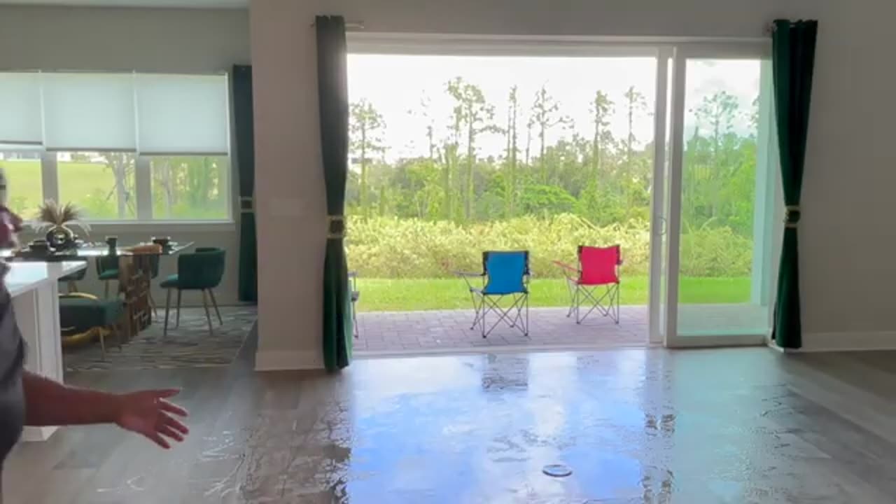 SLIPPERY FLOOR PRANK (EXTREMELY HILARIOUS)