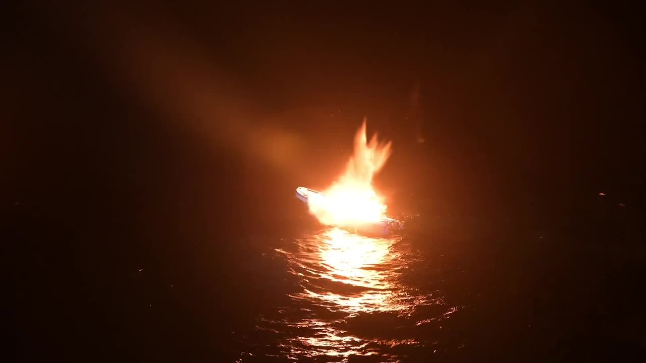 🇺🇸🛶 The US Coast Guard destroyed a drug boat.