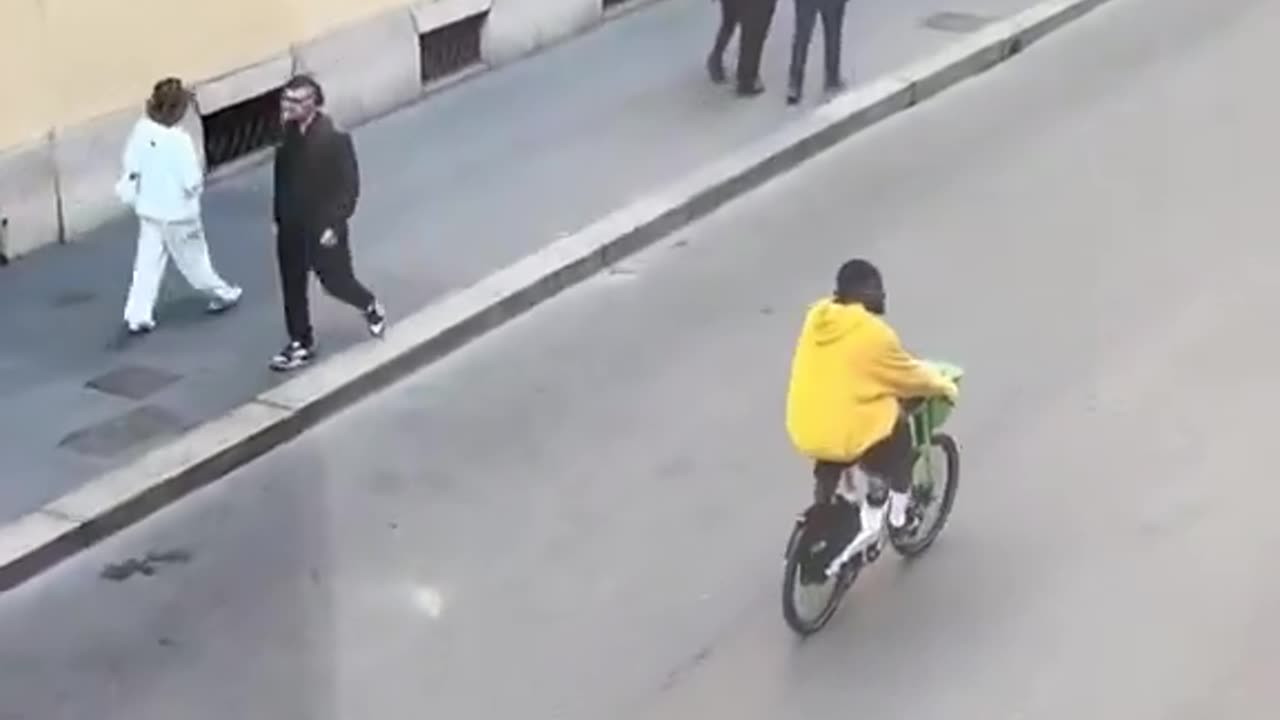 🇫🇷 Marcus Thuram cycling in the centre of Milan, leisurely shopping. 🚲