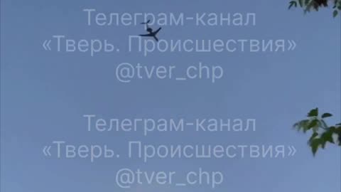✈️👀 Russian air defense forces "accidentally" opened fire on a passenger plane over Tver.