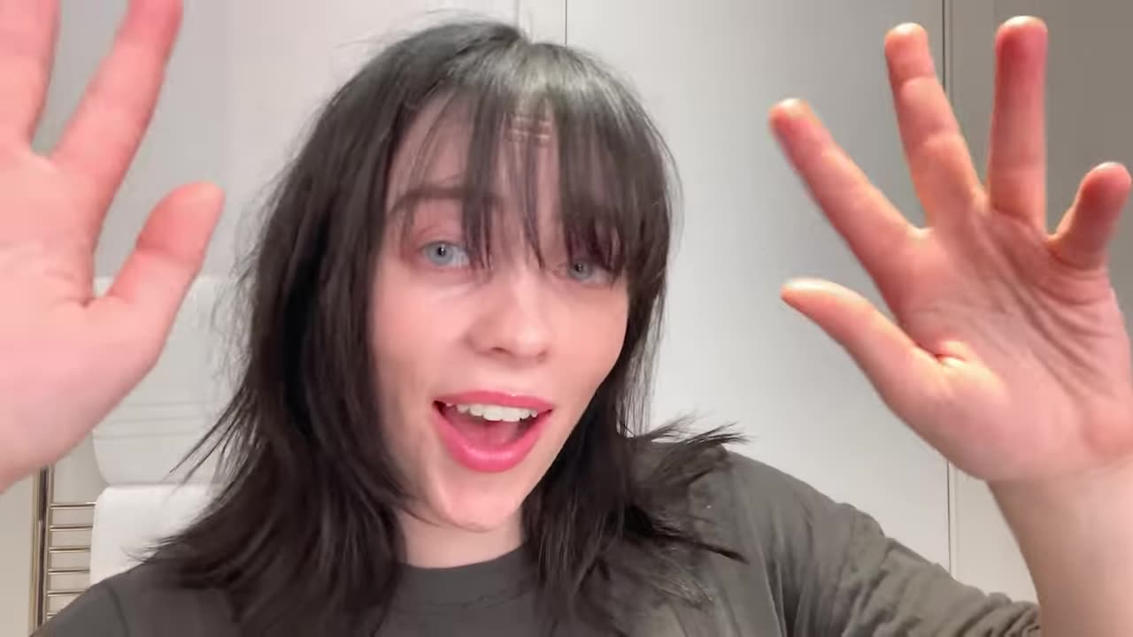"Billie Eilis's Post-Show Beauty Routine | Vogue Beauty Secrets"