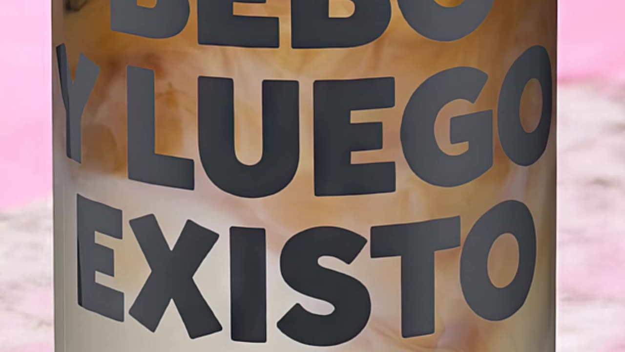 ¿Quién más no puede vivir sin su café? ¡Bebo y luego existo! #CaféConEstilo #ViviendoConCafé