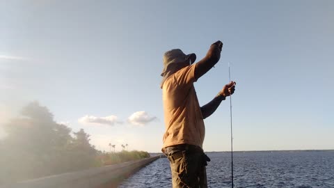 Sanford Florida fishing at the Fort Mellow River front Park chilling taking it easy 🐟 🐟