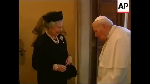 ITALY_ BRITAIN'S QUEEN ELIZABETH II MEETS THE POPE