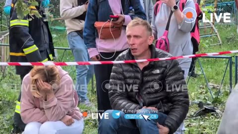 💔🇺🇦 Ukrainian couple sobs near a destroyed house, their son under the rubble.