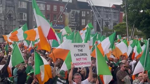 🇮🇪 Irlanda, decine di migliaia di persone invadono le strade di Cork per protestare
