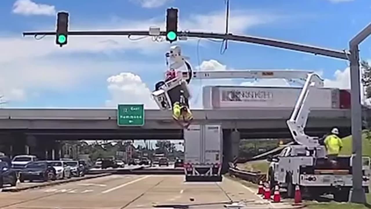🚧🚘 The Perils of Working on Street Signals During Traffic! | FunFM