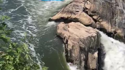 Kayaker Found the Perfect Line Over the Potomac River Falls
