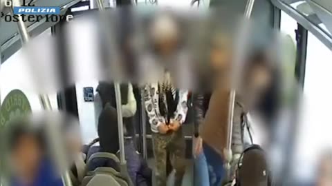 MILANO. RAPINA E BOTTE A UN'ANZIANA SUL BUS 80, FERMATI 5 EGIZIANI (15.03.25)
