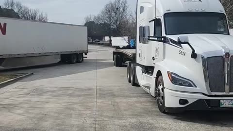 PULL OUT #ourtruckinglife #reallifetruckers #truckdrivers #atruckerslife #truckdriver #truckdriver