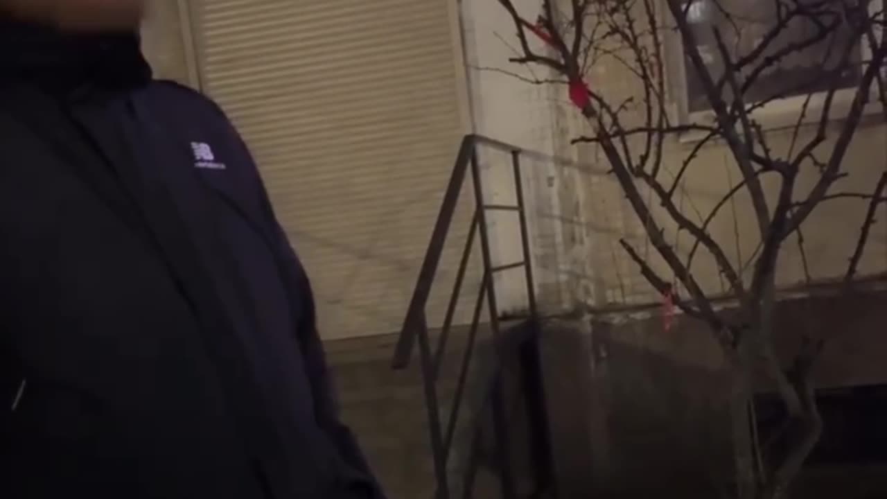 Pareja roba una decoración callejera y la dueña les planta cara